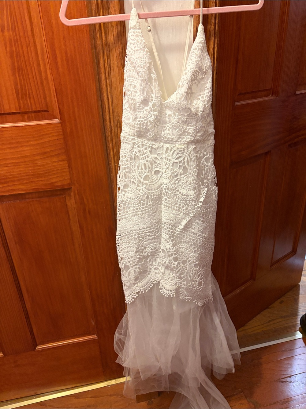 White Lace & Tulle Formal Dress with V-Neck Selfie Leslie